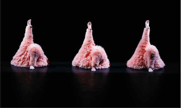 《蓬蓬》中男舞者穿著粉紅色芭蕾舞裙，以詼諧逗趣的肢體顛覆傳統芭蕾意象 © Michel Cavalca