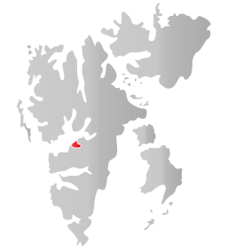 斯瓦巴群島，隆雅市（紅色標示區域）位於其最大島斯匹茲卑爾根島的中央。地圖來源：Fleinn, Wikipedia。