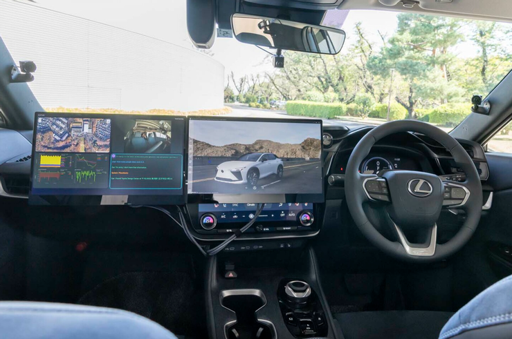 右駕的雷克薩斯。實現「Interactive Reality in Motion」的開發正在進行中。照片中是實驗車輛的車內。