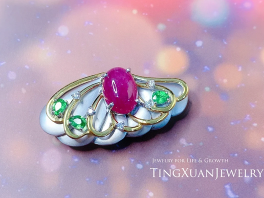 這款珠寶不同角度配戴有著貝殼與蝴蝶的象徵意象
