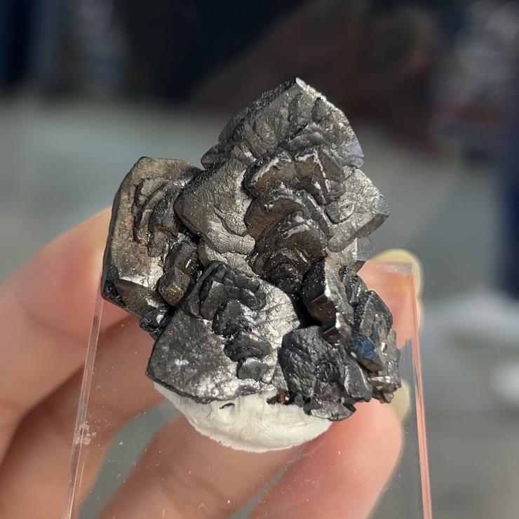 波隆那礦物展上最喜歡的礦標之一：納米比亞的釩鉛鋅礦