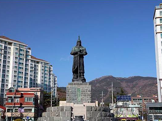 鎮海區李舜臣銅像