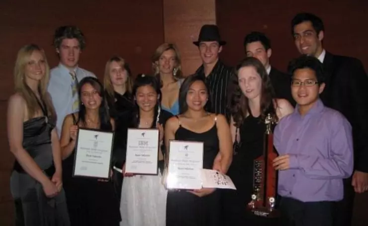 Christina與西澳大學的同學們畢業合照。（圖/Christina提供）