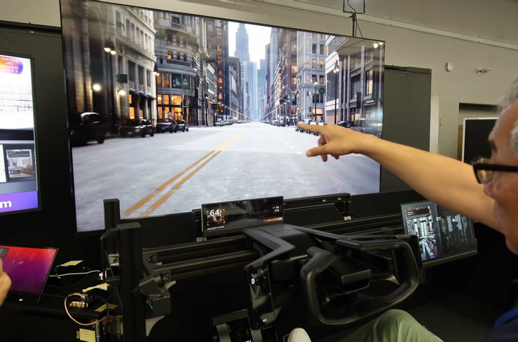透過模擬器體驗的「Interactive Reality in Motion」情境中，駕駛者能夠透過手指指向操作，同時與周遭的城市、商店和人等進行互動。
