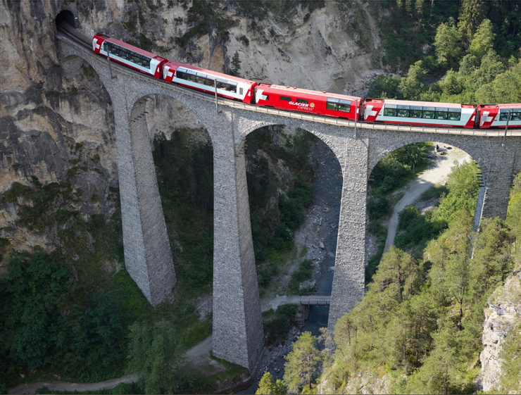 穿梭在山壁中的列車(圖片來源：Bergün Filisur)