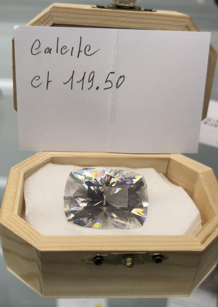 在波隆那礦物展上最令我震驚的寶石，由義大利知名寶石工藝大師切割的方解石，來自Lithos Minerals