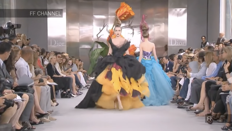 John Galliano在2010年於Dior推出的高訂系列，充滿反派魅力的花園精靈，可惜沒人穿來這場活動。圖/摘自YT