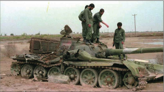 一輛側面被反戰車武器命中後起火遺棄的伊拉克T-72