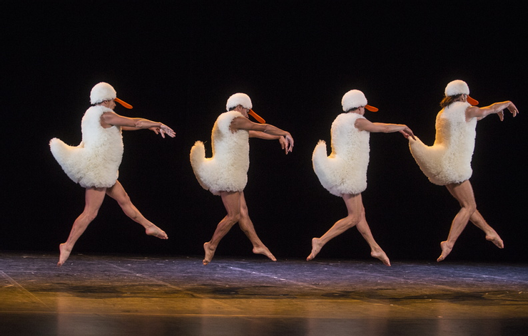 《蓬蓬》男舞者有力的肢體與詼諧方式，轉譯經典芭蕾舞作《天鵝湖》 © Michel Cavalca