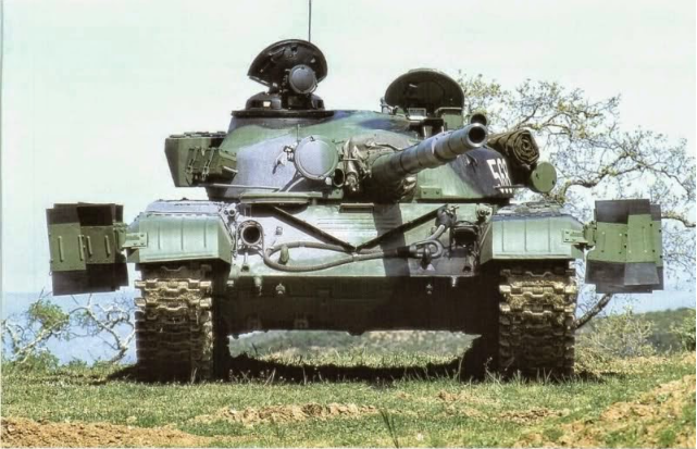 蘇聯戰車的另一個巧妙設計:鰓式裝甲板。這些裝甲板僅由6毫米橡膠板和2毫米鋁板組成，作用是當正面左右各30-35度角有敵方HEAT彈頭命中車體側面時，鰓式裝甲可以提前引爆讓射流被鰓裝甲和車體之間最小1.8米最大3.5米的間隙提前抵銷。