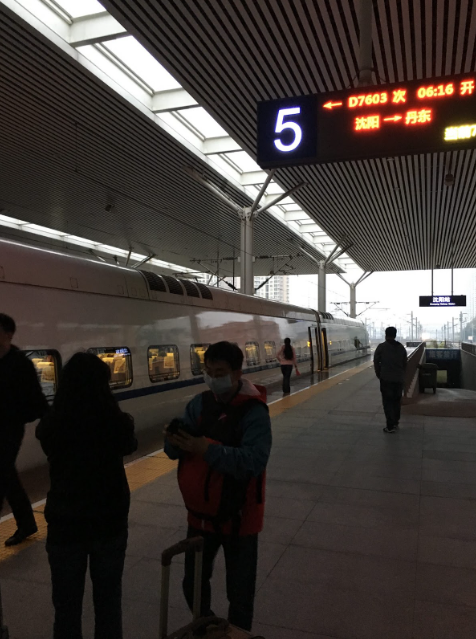 6:16分，我們搭上前往丹東的高鐵。