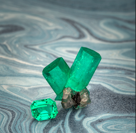 祖母綠為綠柱石的品種之一，因為含有鉻元素使祖母綠呈現濃豔的綠色