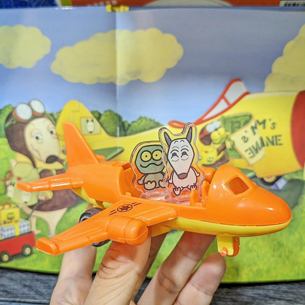 可以跟玩具一起搭配繪本劇情，一起坐飛機去找爺爺