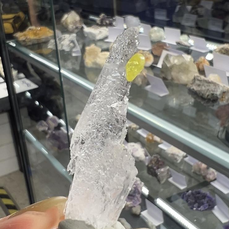 義大利西西里的精緻標本自然硫共生溶蝕水晶
