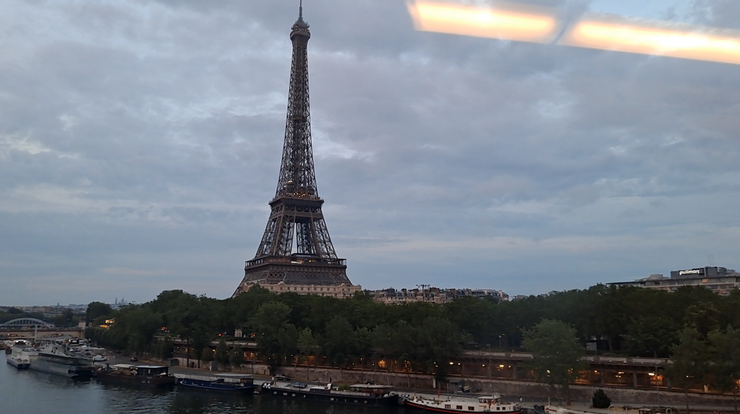 電車上拍到的巴黎鐵塔，角度真的超好！
