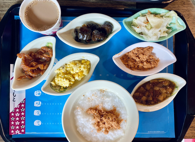 🐠《夜宿海生館》中式早餐有6樣配菜。｜圖：閒人