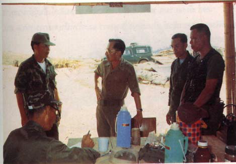 陳茂修（右二）在指揮所。翻攝自覃怡輝著《金三角國軍血淚史》