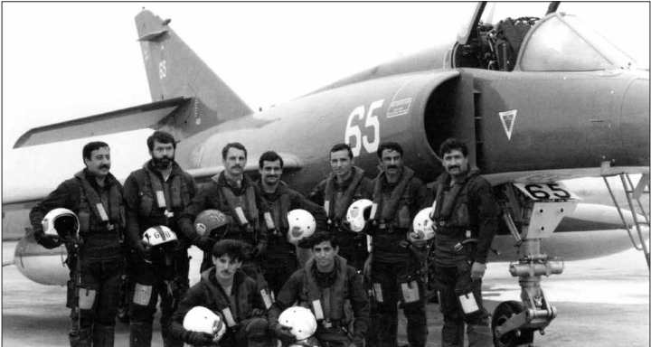 由於幻象F1當時尚未整合飛魚反艦飛彈且航程不足,1982年10月伊拉克向法國要求採購超級軍旗攻擊機,但此時該型機早已停產,因此法國同意伊拉克租借了5架來自法國海軍航空兵的超級軍旗,這些超級軍旗在戰爭期間被幽靈擊落一架;他們也曾經遭到雄貓攔截,幸好當時雄貓飛行員想節約鳳凰飛彈並嘗試以機炮交戰,這給了超級軍旗躲回沙烏地阿拉伯領空的窗口。1985年,伊拉克獲得可以攜帶一枚飛魚飛彈的幻象F1 EQ-5,且幻象F1 EQ-4得到夥伴加油能力後,伊拉克歸還了剩餘的超級軍旗。