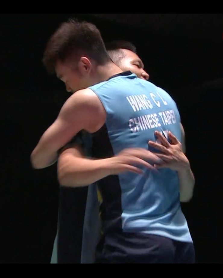 獲得日本公開賽後，麟洋彼此擁抱。