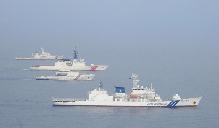 美國、日本與菲律賓的海岸巡防船艦，一起進行聯合演習，以強化對南海地區的巡護工作。