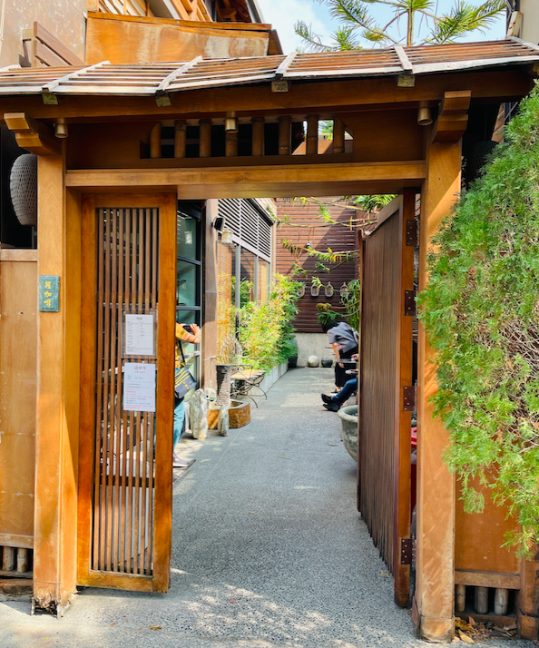 『握咖啡』正門口，採日式風格木製門。