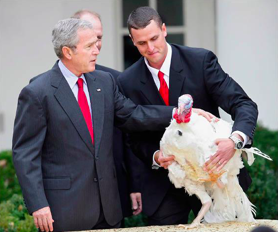美國總統布希於2007年11月在白宮玫瑰花園赦免一隻名為『五月』（May）的火雞。（美聯社）