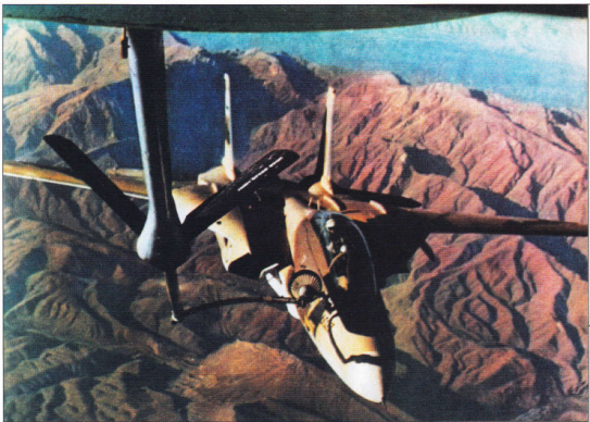 一架空中加油中的雄貓,空中加油對於延長雄貓運作時間好讓稀少的可用機體最大限度維持前線CAP至關重要,但也存在相應風險,至少一架雄貓在空中加油時加油杆斷裂,雄貓為了避開加油機而失速後陷入尾旋墜毀。