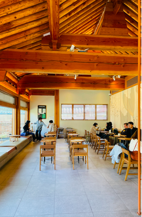 從大門口走進的第一棟建築，保留老宅本體，用餐桌子帶入傳統韓國文化，一般座位區為韓國八角桌，窗邊則是放置圓形矮桌。