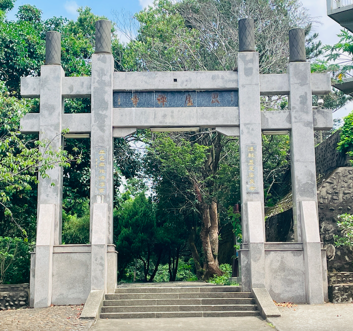 進入禪寺之前，會先見到途中如日式鳥居的山門，上面『毘廬禪寺』題字出自於吳佩孚之手。