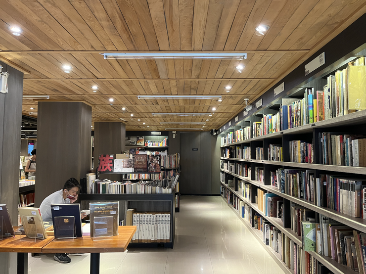 店內環境以木質調為基礎，書井然有序。