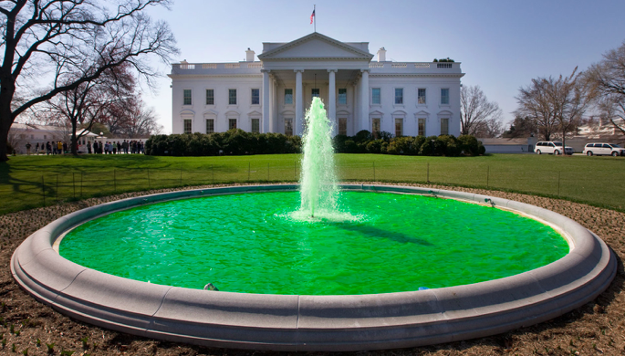 白宮噴泉也會染成綠色。