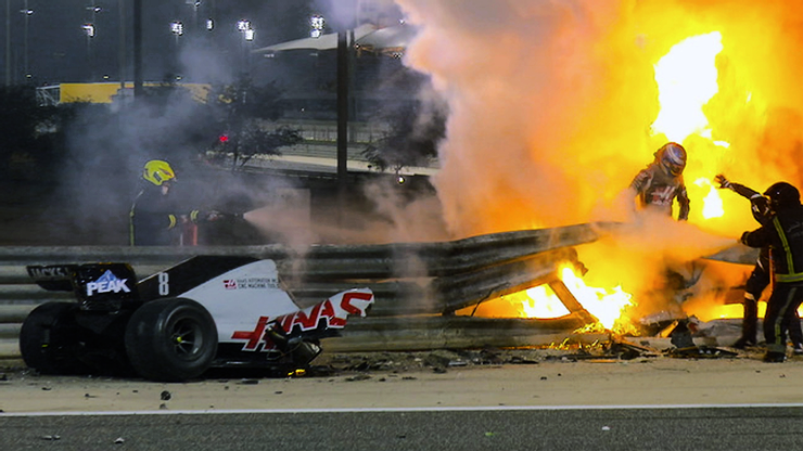 2020年巴林站的恐怖事故，羅曼·格羅斯讓（Romain Grosjean）高速衝撞鋼製護欄，並爆炸起火，所幸人無大礙