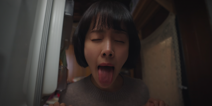 舌頭燙傷的奉藝奮，利用冷凍庫的冷氣冰敷。(圖: Netflix 第3集 49:24)