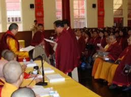 ↑西藏著名女活佛阿寇拉摩仁波切與考試委員們為合格的聞法上師授勝義內密灌頂單。