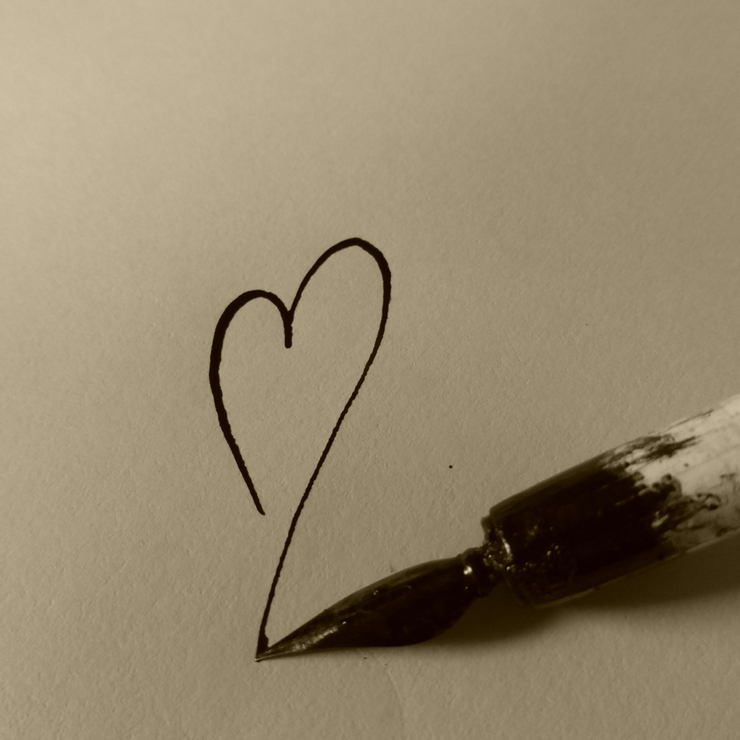 在寂靜的紙張上，一支羽毛筆輕輕勾勒出愛的輪廓，它不僅是情感的象徵，也是對愛情路上波折與思索的沉默見證。