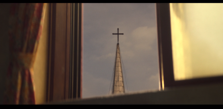 旅店窗外可見教會，上方有著十字架標誌。（Source: Disney+）