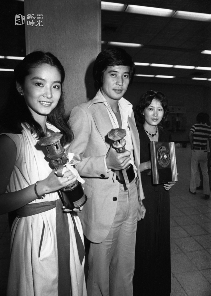 1976年6月21日下午，最佳女主角林青霞、最受歡迎男演員秦漢，獲「金皇冠盾牌獎」徐楓自韓國搭機返台。聯合報程川康攝