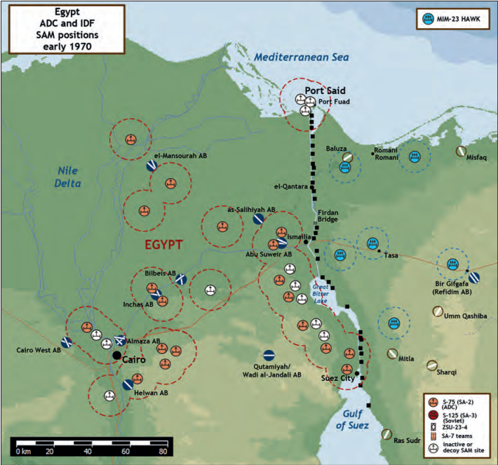 1970年頭幾個月埃及與以色列防空網構成,白色圖標是假陣地/誘餌,橘色圖標是SA-2,此時SA-3已經進駐但沒有標示於圖上。這些防空系統通常會對交戰區內任何飛行器進行攻擊,對於敵我雙方都是禁飛區。
