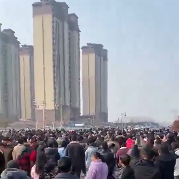 河南宁陵初中生坠楼死引发大规模抗议 官方警告民众不要进城
