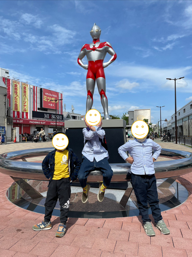 三個超能力霸王在超能力霸王前面擺出很帥的姿勢