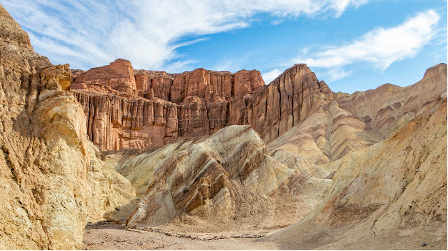 黃金峽谷可看到不少斷層以及沖積扇平元自然奇景。