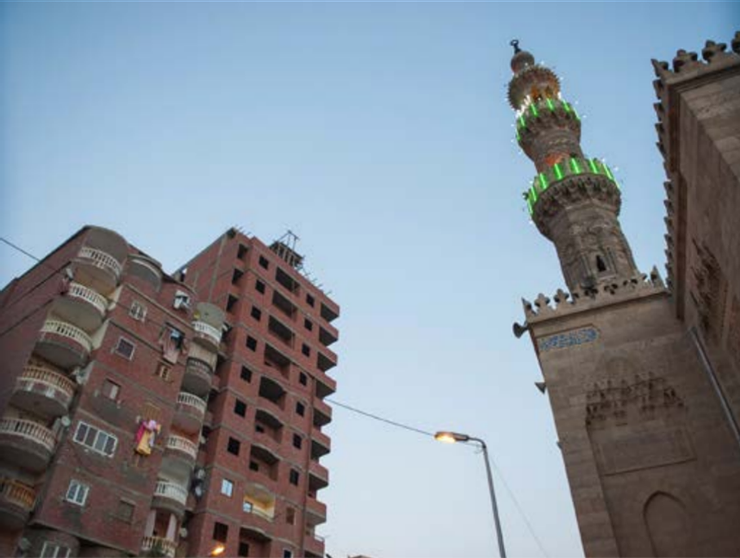 聳立於清真寺對街的違章高樓層建築