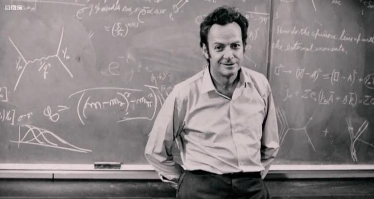 理查費曼 Richard Feynman, 1918~1988；他除了參與曼哈頓計畫協助原子彈研發，也在1980年代因參與挑戰者號太空梭事故調查而廣為人知。其熱心參與物理學科普教育，以及開朗的個性，在公眾頗有人氣