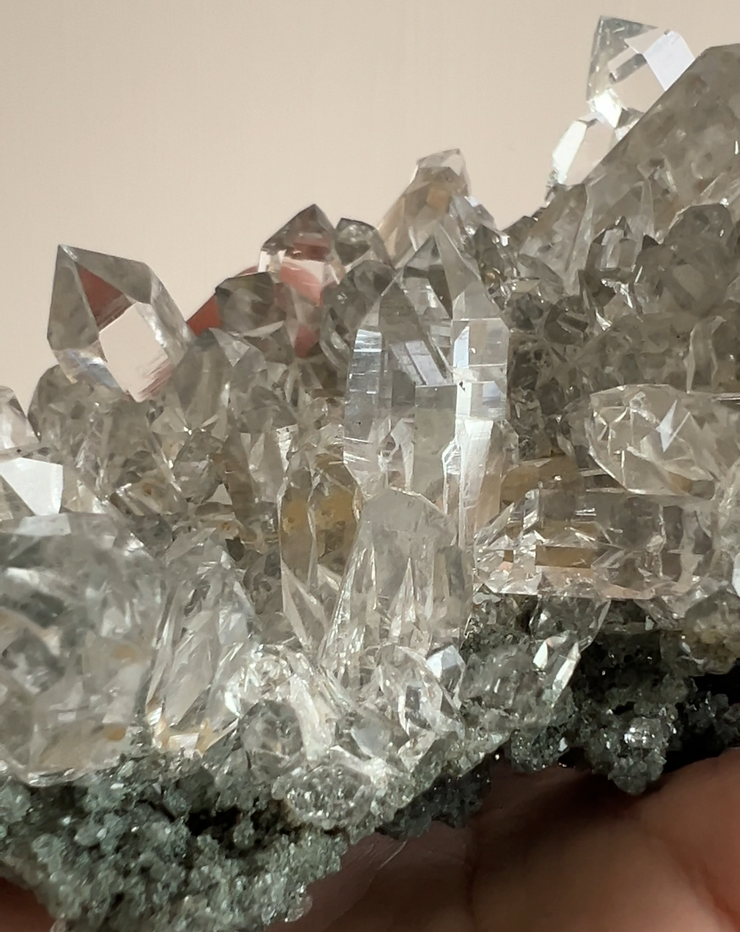 來自印度Manihar礦山的高透體水晶簇
