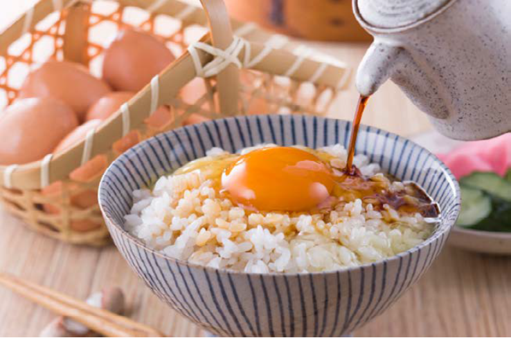 生卵は、しょうゆ（または出し汁）と混ぜ、ご飯にかけた「卵かけご飯」にして食べることが多いです。