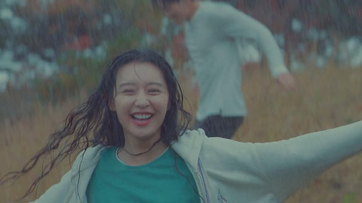 2020 年的作品《愛在大都會》,金智媛將沒自信、畏懼做自己的「李恩梧」,和活潑外向毫無拘束的「尹善雅」一分為二;也能從這兩個角色中找到某部分我們想要重新拾起、成長過後的面貌。