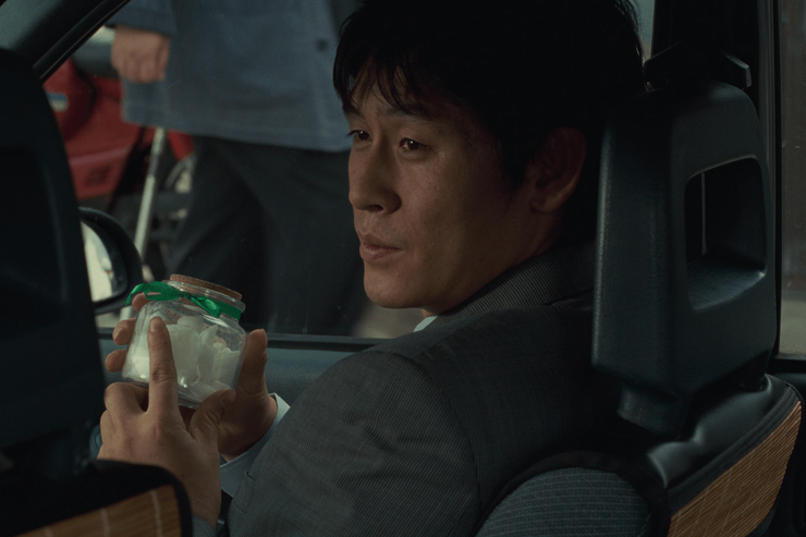 《薄荷糖》電影劇照。主角永浩緊握初戀情人給他的薄荷糖罐。