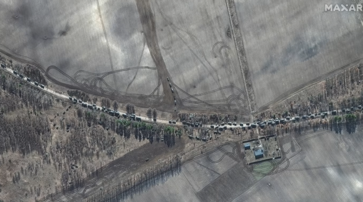 最新衛星畫面顯示，開往基輔以北的俄軍車隊已經延長至超過64公里。圖：路透社/Maxar Technologies