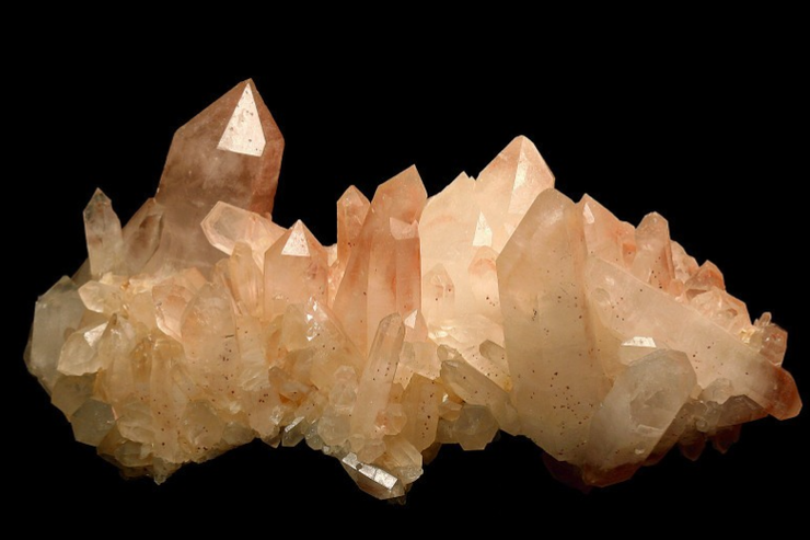 ▲馬達加斯加水晶簇因共生氧化鐵或是赤鐵礦導致呈現橙色。來源於Mindat。