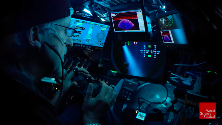 名導 James Cameron 探索馬里亞納海溝所駕駛的潛水器（深海挑戰者號）操作面板有著大量按鈕、握把、推桿，也有監測周遭環境的儀表板。來源：World Science Festival YouTube Channel